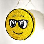 Smiley Piñata mit Brille