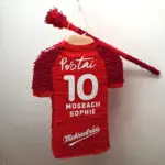 Personalisierte Piñata – nach Vereinbarung Piñata Fußball Trikot 10 Sophia mit Stab